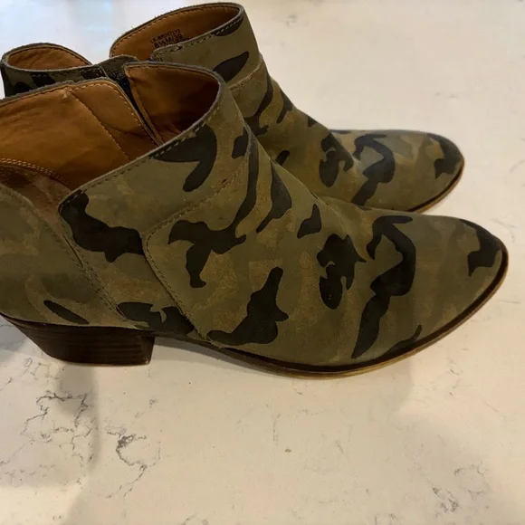 Lucky brand camo print booties - Picture 2 of 6